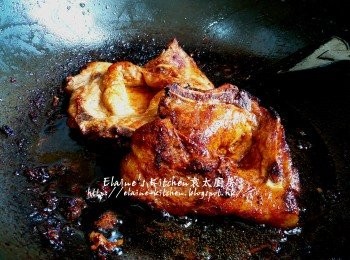 step17: 加入豬扒用中火煎至兩面金黃色