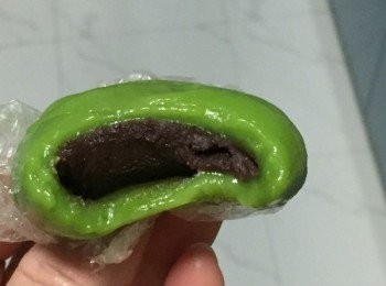 step6: 然後將糯米團分成若干等分，待其冷卻，包入紅豆沙，再搓成圓，放在燒開水的蒸鍋裡燜，即可食用。