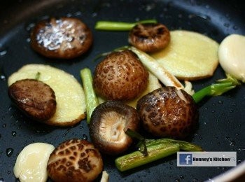 step2: 熱鍋，下少許油，將薑片，蒜頭和蔥段爆香，然後加入預先浸軟及瀝乾水份的冬菇略爆；