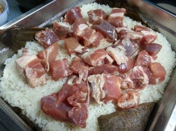 step6: 將排骨平均舖上糯米上