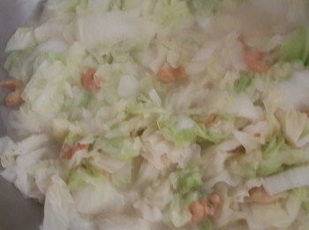 step3: 倒入白菜加蝦米水悶煮至白菜軟爛起鍋前加入調味料再淋一些香油即可