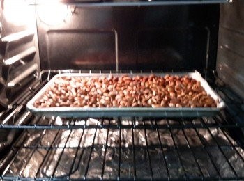 step3: 調味好的杏仁倒入烘盤中，放入烤爐。