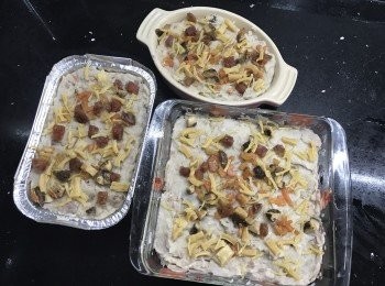 step9: 將芋頭漿倒入已搽油既焗盤/錫紙盤，再輕輕掃平表面。表面鋪上已預留既臘味料。
放入蒸爐100C蒸50分鐘-1小時即可!!