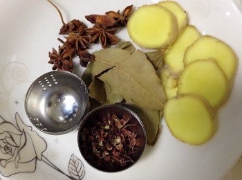 step3: 姜片、香葉、八角、花椒備好。