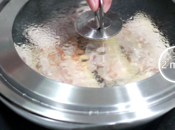 step5: 豬五花的油脂比較多, 在整過烹調的過程, 大部份的時間都會蓋上鍋蓋, 主要是避免噴油的情況。