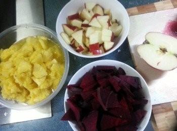 step3: 將紅菜頭,菠蘿及蘋果,先後切出小片待用(蘋果因容易氧化變色,所以要留到最後才切片)