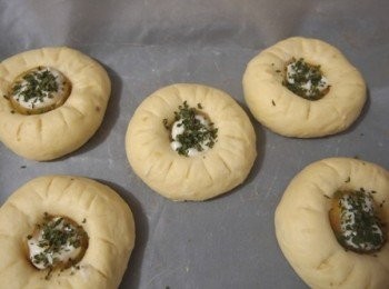 step7: 再發酵至二倍大,在甜薯上唧上小許沙律醬和灑上小許蕃莞茜