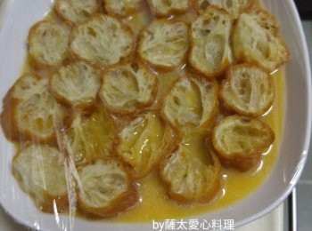 step3: 面舖上油條片，包上微波爐保鮮紙。