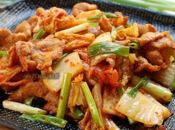 step7: 泡菜的酸辣與豬五花完美的結合,加上豬五花焦香的油脂配上白飯,讓人完全胃口大開,好吃的不得了!不需廚藝精通,也能燒出讓家人秒殺的一道菜喔~