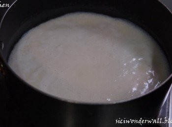 step5: 當豆漿煮滾時即刻把豆漿一次過由高空撞入已倒入石膏水的器皿內。