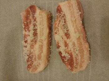 step1: 一片用兩湯匙粗鹽，兩片大約三四湯匙，先將腩肉洗淨再用廚房紙索乾,整舊腩肉鋪上一層薄粗鹽。用錫紙紙包好腩肉。
水波爐(過熱水蒸氣功能)預設180度40分鐘,假如腩肉較厚肉需加時。可用筷子測試是否容易穿過,如是即代表全熟。