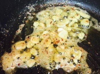 step3: 夾起蝦頭，爆香蒜片和乾辣椒碎。