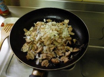 step4: 接著下蘑菇與洋蔥末炒香後倒入鮮奶油(蓋過<span class="group_2">食材</span>)加入少許的鹽<span class="group_1">調味</span>， 小火煮醬汁道略收汁就可關火