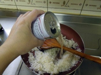 step5: 同鍋不用洗鍋，將糯米炒較乾後，下少許油炒透，加入一米杯的高湯繼續拌炒(中火) 可用筷子不停翻炒~空氣進去易快乾熟