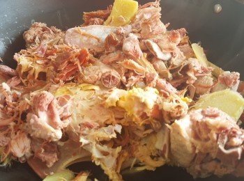 step2: 先將雞、豬骨及金華火腿煲2小時，盛起。