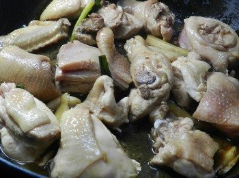 step4: 下醬油、水、糖與金門高粱酒下鍋，煮開後轉小火慢慢悶煮！金門高粱酒一甲子以來，以清澈透明、質地純淨、芳香甘醇，獨獲行家的青睞，一路走來獨領風騷，在『中國白酒』中，一支獨秀、聞名於世。