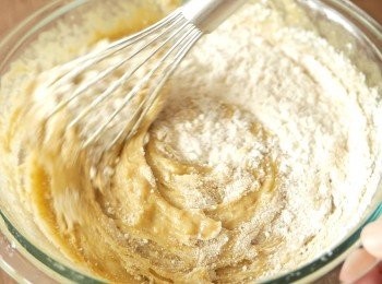 step3: 把蛋糕預拌粉分成4-5次加入，每次加入後拌至剛剛混合。