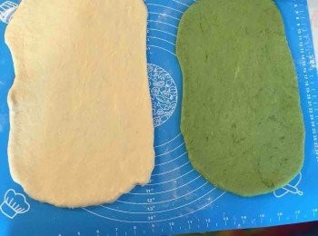 step3: 然後把分別把麵團排氣，再桿成長方形。