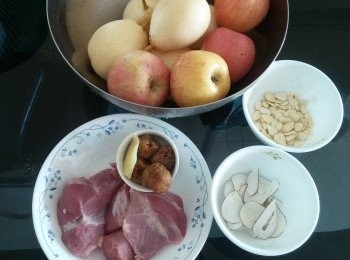 step1: 豬汆水,南北杏浸軟,蜜棗洗淨,海底椰沖洗備用。