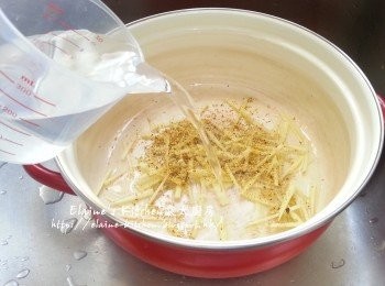 step5: 煲內放入薑絲及桂花糖 (留起少少作灑面用) , 加入2000ml水用中火煮滾