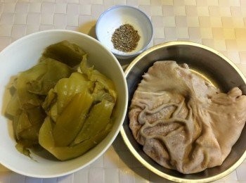 step1: 胡椒墊成碎入魚袋，咸菜洗淨備用；