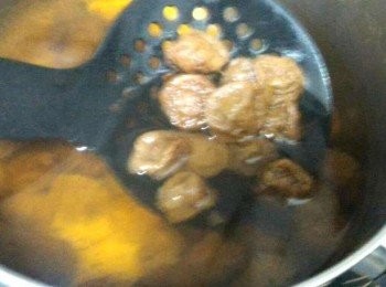 step2: 水滾後換慢火煮至收水約一半。(十多分鐘) 話梅汁連話梅盛起放涼。