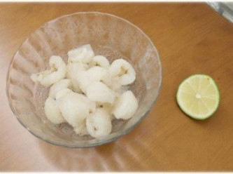 step1: 荔枝去殼去籽後冷凍至少四小時!!! 檸檬把它擠出汁來備用~~~