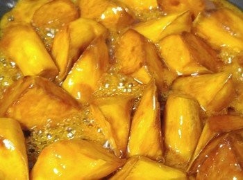 step2: 留少少油。。。 加冰糖、水。。。中小火煮。。。 keep住輕輕攪拌。。。 煮至糖水收杰成漿。。。 顏色變深。。。 拌入蕃薯。。。 兜匀。。。 令糖漿包裹住蕃薯表面。。。 熄火。。。 取出放在已薄搽油的碟上!
