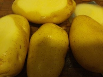 step1: 將薯仔洗淨將底部切平，表面十字防爆裂。