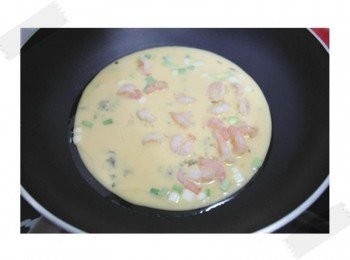 step3: 鍋子倒入少許油加熱後關小火~ 將蛋液倒入鍋中~~一直拌炒到蛋液變8-9分熟即可!!