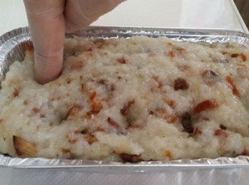 step8: 手指沾水弄濕，插入糯米糰中形成小孔。