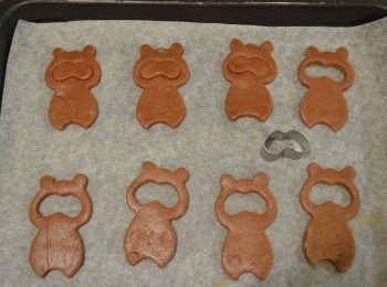 step7: 再用模具壓去淙熊的眼部。(如麵皮太軟，可再冷藏3分鐘後拿出來壓，會更容易操作。)