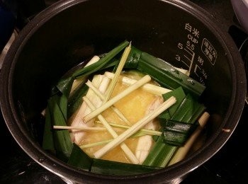 step6: 再加入香茅、斑蘭葉