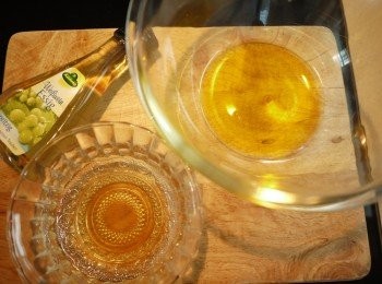 step3: 沙拉醬：初榨橄欖油3大匙、白葡萄酒醋1大匙、蜂蜜1大匙拌勻