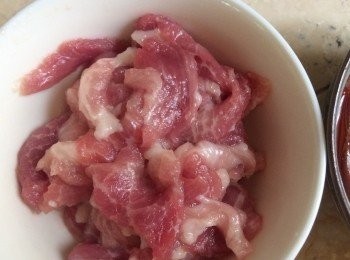 step1: 瘦肉洗淨切細，用少許鹽和生粉醃製15到20分鐘。