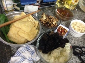 step2: 將油楊（曰本大豆卜）1開二,及蔥分別用熱水略為拖軟備用