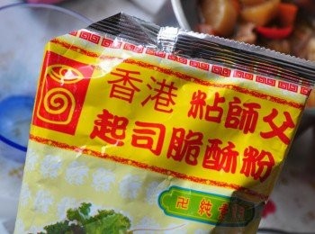 step2: 使用香港黏師傅酥炸粉只要調些冷水即可