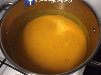 step5: 再把淡忌廉加入拌勻，多煲2分鐘即可。