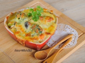 step3: 熱呼呼會拉絲的焗烤飯是大小朋友們最喜歡的料理。