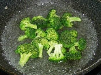 step7: 花椰菜用熱水燙熟