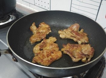 step4: 用易潔鑊燒熱油， 再把豬扒煎到熟透及微焦才香口。