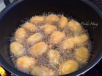 step2: 3) 以攝氏180度中火把油煮沸，將青口肉／生蠔肉人放入脆漿中，然後逐隻醮上脆漿，炸。
4) 稍調慢火，炸至脆漿2面成金黃色先撈起;