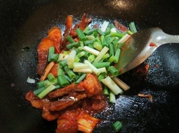 step3: 放入蔥段 起鍋完成