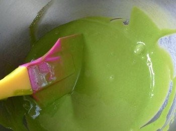 step4: 加入低筋麵粉，用刮刀充分拌至滑潤狀態。