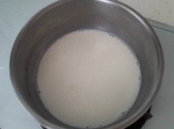 step1: 將牛奶加熱,加入奶油蜂蜜,輕輕攪拌至奶油和蜂蜜均勻容化