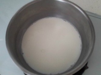step1: 將牛奶加熱,加入奶油蜂蜜,輕輕攪拌至奶油和蜂蜜均勻容化