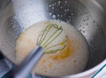 step1: 先將蛋，鹽及糖拌勻，然後加檸檬汁，檸檬皮拌勻（下檸檬皮及檸檬汁是令蛋糕更香，可省略）