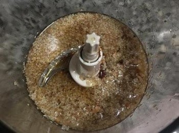 step3: 麻醬其餘的材料除了香油之外都放入果汁機裡,並倒入炒過的芝麻和油，先低速打碎,接著加入1半的水再高速打成糊，最後加入剩餘的水和香油打到細滑,試味道自行調整ㄧ下鹹度和甜度，如喜歡不要太濃稠者可再加點水進行調整。