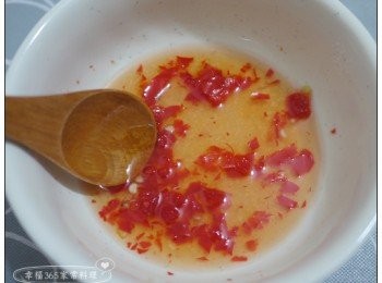 step4: 辣椒切末，與檸檬汁、魚露和糖調成醬汁。