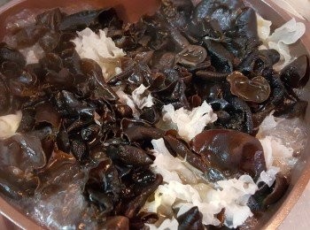step2: 燒熱一鍋熱水，放入雲耳煮5分鐘至全開。